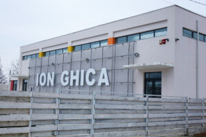 Scoala generala Ion Ghica din Racari la 6 minute de Ansamblul Intrarea cu Tei Ion Ghica elementary school
