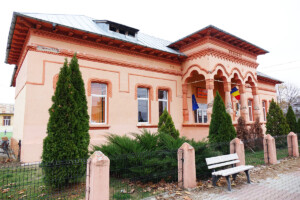 Scoala primara Racari la 5 minute de Ansamblul Intrarea cu Tei Racari elementary school